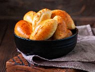 Рецепта Печени пирожки на фурна с плънка от телешка кайма и картофено пюре